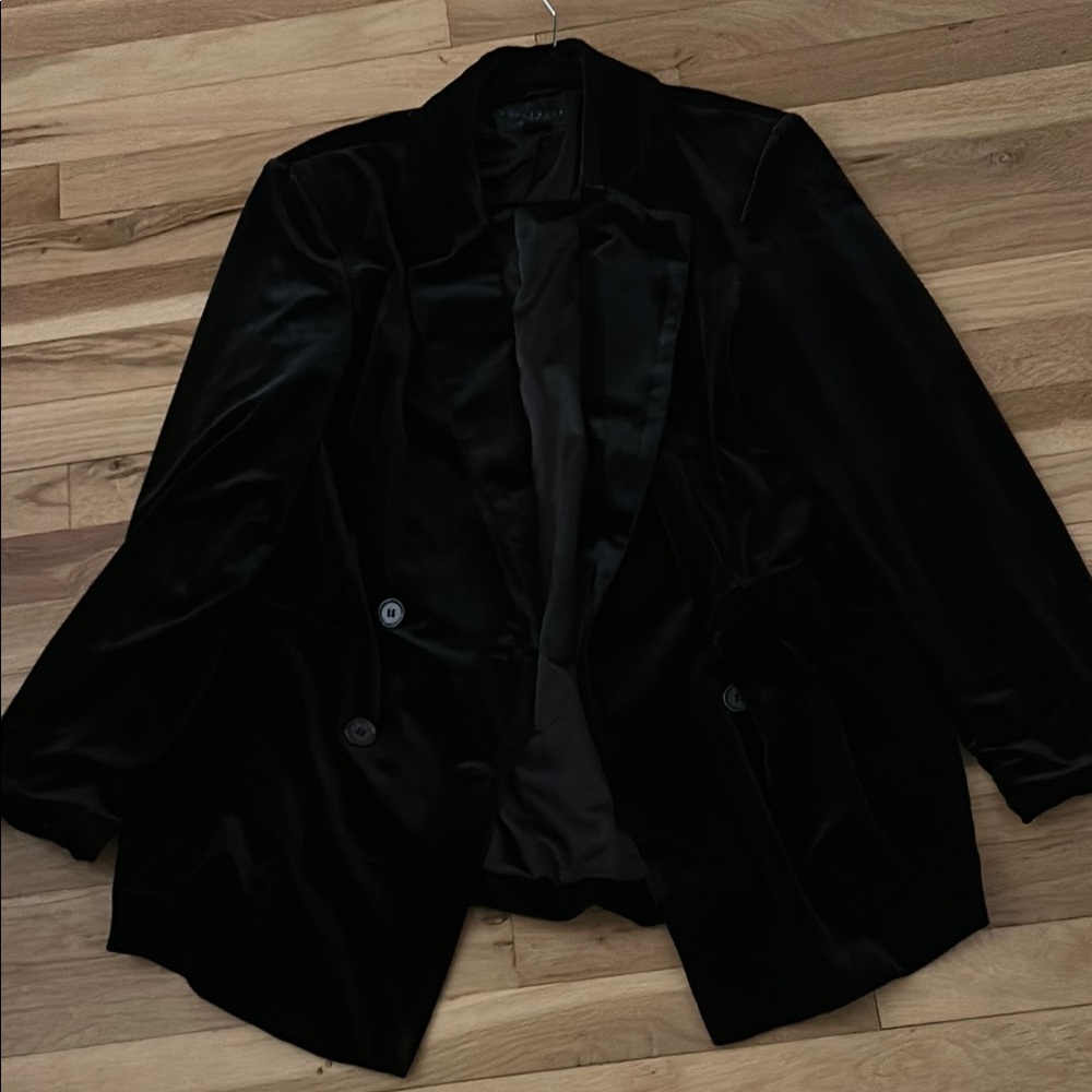 Chic Black Velvet Blazer